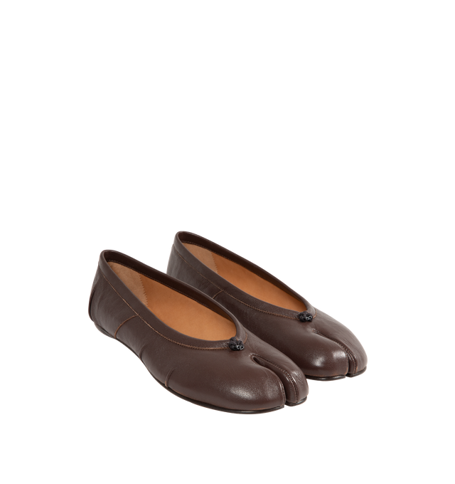 Image 2 of 4 - BROWN - MAISON MARGIELA Tabi Ballerina Flat featuring Tabi split toe, cotton knot, white stitching at the back and brand logo on the insole. 100% leather.