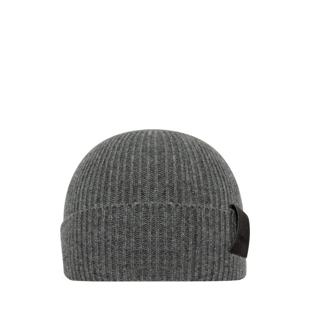 Image 1 of 2 - GREY - Tom Ford Men's Ribbed Cashmere Beanie Hat is crafted from a soft cashmere ribbed knit and features a foldover cuff accented with a leather tab embossed with the signature TF monogram. This designer knit beanie combines timeless cold-weather styling with refined detailing for elevated everyday wear. Main Material: Ribbed Knit. Trim: Leather. Made in Italy.