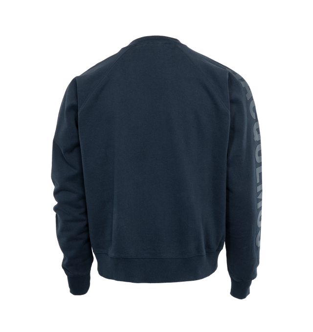 Image 2 of 4 - NAVY - JACQUEMUS LE SWEATSHIRT TYPO is a long sleeve logo sweatshirt with a classic fit, raglan sleeves, engraved circle, square tips, tone-on-tone logo on right sleeve, ribbed cuffs and back hem. 100% cotton 