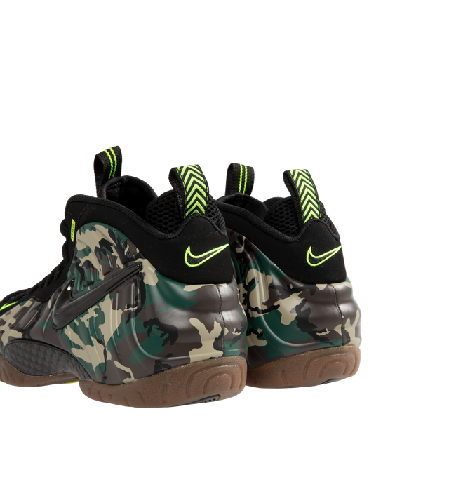 Image 3 of 5 - MULTI - The Men's Nike Air Foamposite Pro Army Camo (2026) reimagines the iconic basketball silhouette with a rugged, military-inspired aesthetic. The molded Foamposite upper features a camouflage finish in black and Voltage Green, balanced by a Gum Dark Brown outsole for a bold yet versatile look.