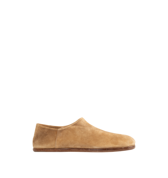 Image 1 of 4 - NEUTRAL - MAISON MARGIELA Tabi Babouches Shoes featuring Camel leather babouche, Tabi split toe, dual-wear soft heel and white stitching at the back. 100% camel leather. Made in Italy.