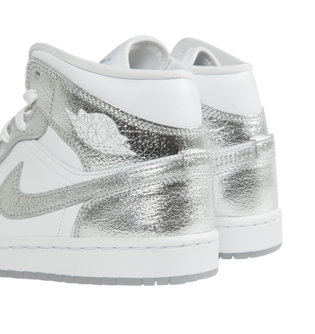 Image 3 of 5 - SILVER - AIR JORDAN 1 MID SE SNEAKERS made of premium full-grain leather with hits of texture at the tongue tag and the heel, real and synthetic leather in upper offers durability and structure, encapsulated Nike Air-Sole unit provides lightweight cushioning, rubber in outsole, featuring wings logo on collar, stitched-down Swoosh logo and Jumpman on tongue.