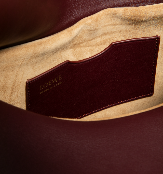 Image 4 of 4 - RED - LOEWE Medium Ola bag in smooth calfskin featuring a curved body, a flowing flap closure, a statement detachable donut chain, detachable tubular calfskin strap, one internal pocket, gold embossed LOEWE and engraved Anagram. Smooth Calf. 18 cm x 26 cm x 13 cm. Made in Spain.