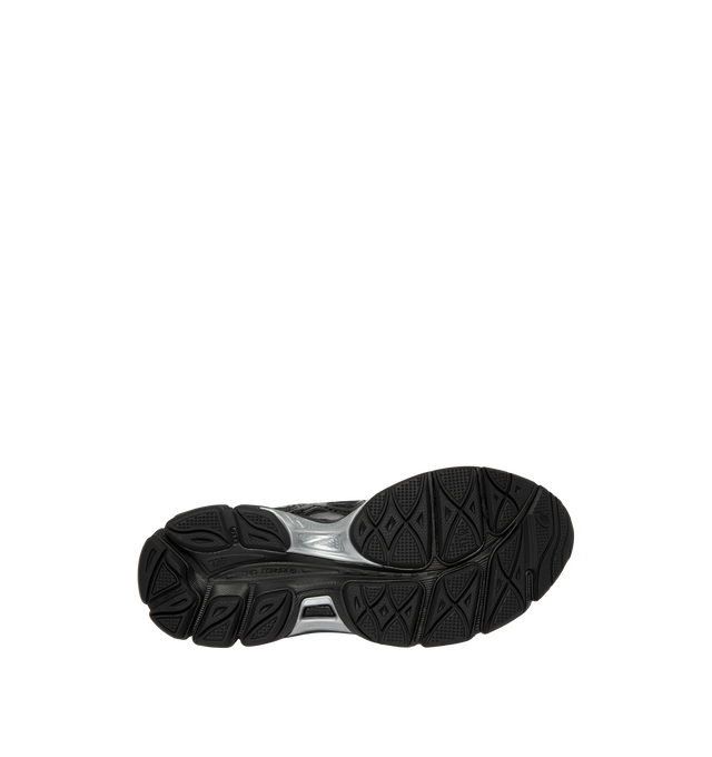 Image 4 of 5 - BLACK - Asics Men's Gel-Cumulus 16 Sneakers feature a synthetic upper with seamless paneling and synthetic leather overlays for a streamlined, supportive fit. Inspired by the brand's iconic 2010s running silhouette, these lifestyle sneakers combine dual GEL cushioning and a FLUIDRIDE midsole for lightweight comfort, responsive cushioning, and everyday wear. Main Material: Synthetic. Sole: Rubber.