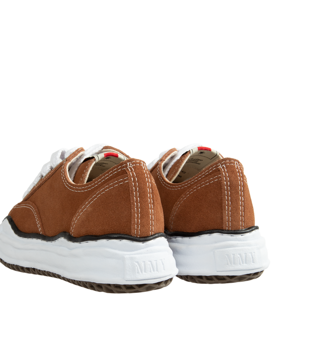 Image 3 of 5 - BROWN - Maison Mihara Yasuhiro Peterson Original Sole Suede Low-Top Sneakers are crafted from cow leather and feature the brand's signature hand-sculpted original sole, modeled in clay by designer Mihara. Designed with the classic Peterson silhouette, this low-top sneaker combines a premium leather upper with the label's distinctive artisanal sole construction. Main Material: Upper: Suede Leather. Sole: Rubber.