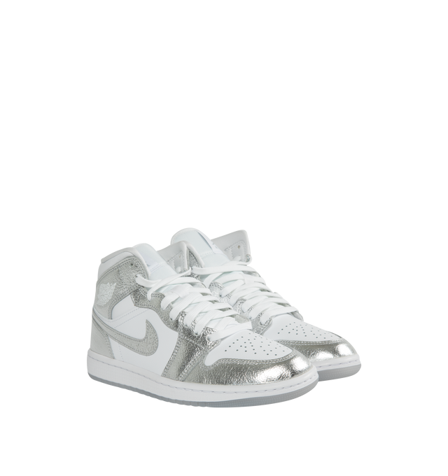 Image 2 of 5 - SILVER - AIR JORDAN 1 MID SE SNEAKERS made of premium full-grain leather with hits of texture at the tongue tag and the heel, real and synthetic leather in upper offers durability and structure, encapsulated Nike Air-Sole unit provides lightweight cushioning, rubber in outsole, featuring wings logo on collar, stitched-down Swoosh logo and Jumpman on tongue.