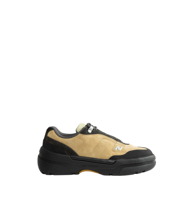 Image 1 of 5 - NEUTRAL - New Balance Unisex TL900 is crafted with a suede and mesh upper and features a trail walking-inspired design that draws from New Balance's outdoor heritage. This modern update to a classic trail walking boot balances everyday comfort with rugged versatility, while a contemporary hardware N logo adds a distinctive finishing touch. Designed for daily wear and outdoor exploration alike, the silhouette delivers a supportive and comfortable feel throughout the day. Upper: Suede and Mesh.