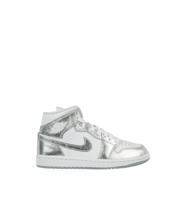 Image 1 of 5 - SILVER - AIR JORDAN 1 MID SE SNEAKERS made of premium full-grain leather with hits of texture at the tongue tag and the heel, real and synthetic leather in upper offers durability and structure, encapsulated Nike Air-Sole unit provides lightweight cushioning, rubber in outsole, featuring wings logo on collar, stitched-down Swoosh logo and Jumpman on tongue.