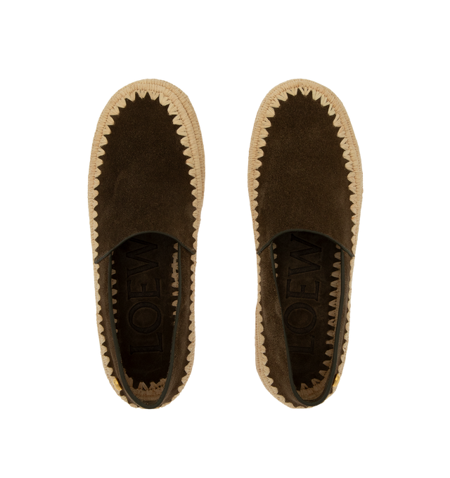 Image 4 of 4 - GREEN - Loewe Mens Slippers are crafted from suede and raffia. Feature handcrafted raffia embroidery, rounded toe, engraved Anagram pebble detail, padded leather insole, embossed Anagram rubber outsole, and a 0.5 cm heel height. Main Material: Suede, Raffia. Made in Spain.