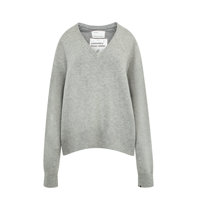 Image 1 of 2 - GREY - EXTREME CASHMERE Jack Sweater featuring a relaxed-fit, v-neck. crafted in cosy, medium-weight cashmere with a traditional knit structure and ribbed details at the cuffs, hem and neckline. 94% cashmere, 5% nylon, 1% elastane.
