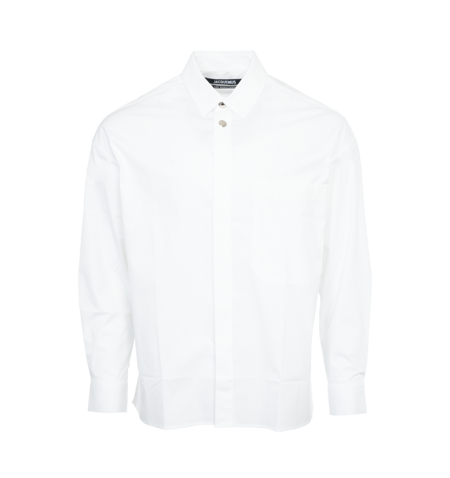 Image 1 of 3 - WHITE - JACQUEMUS LA CHEMISE MANCHES LONGUE is a patch pocket shirt with a boxy fit, stretch cotton poplin, pointed collar, hidden button placket with two visible snap buttons, chest patch pocket, buttoned cuffs, engraved buttons and J locker loop. 96% cotton, 4% elastane. 
