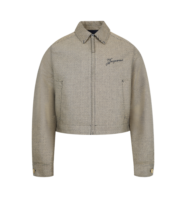Image 1 of 3 - BROWN - JACQUEMUS Canevas de-Nmes Denim Jacket featuring zipped denim jacket, boxy fit, soft woven raffia and denim, pointed collar, contrast bartacks, zipped closure with long puller, laser-printed logo on the chest, long sleeves, large welt pockets, contrast horn buttoned cuffs, embroidered patch on the back and back yoke. Made in Italy.