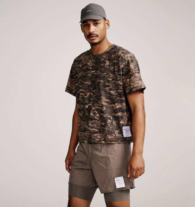 Image 4 of 5 - MULTI - Satisfy Men's Space-O Shell Running Top is crafted from lightweight Space-O perforated micro jersey and features precision-punched openings for exceptional breathability. Designed with a regular fit, the four-way stretch construction moves naturally with the body, while fast-drying performance supports long-distance and high-intensity efforts. Finished with an exterior detachable care label for distraction-free comfort. Main Material: Space-O 73% nylon, 27% elastane.