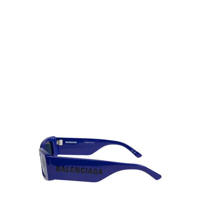 Image 2 of 3 - BLUE - BALENCIAGA Max Rectangle Sunglasses featuring Eastman Acetate Renew (40% bio-based, 27% recycled), rectangle shape, smart fit, Balenciaga logo on the left temple, lasered logo on the right lens. Lens material: CR 39. Lens category: 3. 100% UVA/UVB protection. Made in Italy. 