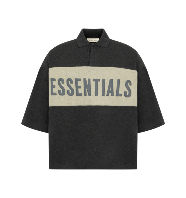 Image 1 of 2 - GREY - The Men's Panelled Crop Polo is made from 380gsm core fleece and cut in a cropped, relaxed silhouette. The paneled construction is accented with a puff-printed Essentials branding on the front. Details include a rib-knit polo collar, and Essentials signature label at the back collar for a polished finish.
