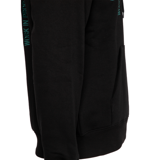 HOODED SIGNATURE SWEATSHIRT