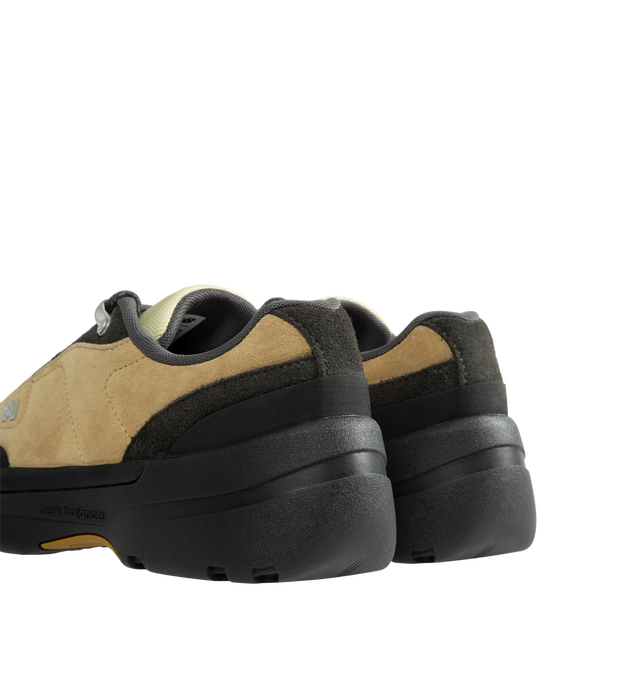 Image 3 of 5 - NEUTRAL - New Balance Unisex TL900 is crafted with a suede and mesh upper and features a trail walking-inspired design that draws from New Balance's outdoor heritage. This modern update to a classic trail walking boot balances everyday comfort with rugged versatility, while a contemporary hardware N logo adds a distinctive finishing touch. Designed for daily wear and outdoor exploration alike, the silhouette delivers a supportive and comfortable feel throughout the day. Upper: Suede and Mesh.