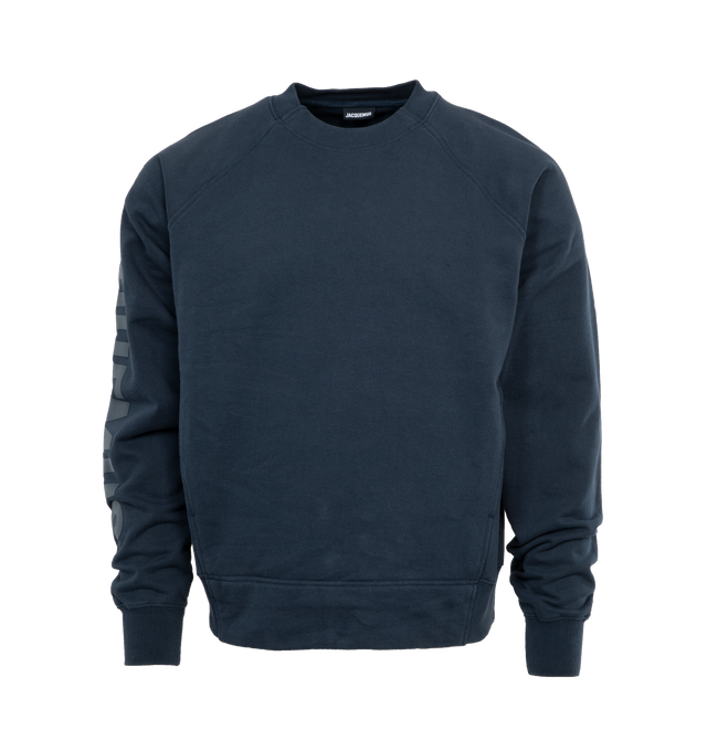 Image 1 of 4 - NAVY - JACQUEMUS LE SWEATSHIRT TYPO is a long sleeve logo sweatshirt with a classic fit, raglan sleeves, engraved circle, square tips, tone-on-tone logo on right sleeve, ribbed cuffs and back hem. 100% cotton 