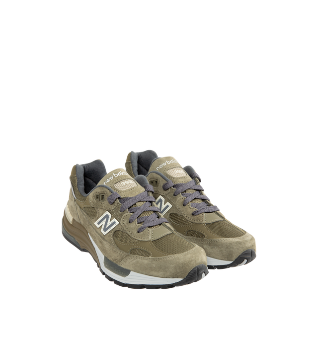 Image 2 of 5 - GREEN - NEW BALANCE USA 992 Sneaker featuring mesh upper with pigskin suede overlays, synthetic layers on the forefoot, collar, and rear tab, a white outline highlights the N on the sidewalls, embroidered New Balance branding on the tongue, USA label on the back panel, silver 992 near the collar, ENCAP and C-CAP technologies on the midsole, ABZORB technology in the forefoot and heel and an Ndurance rubber outsole.