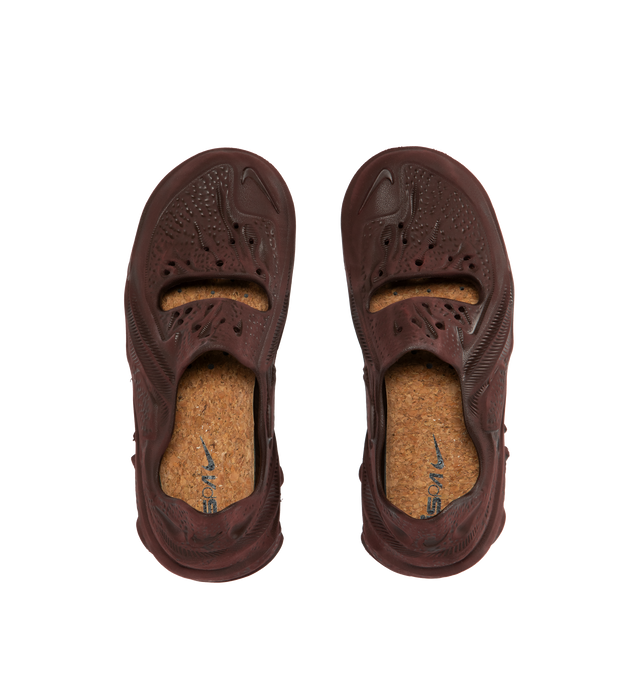 BROWN - NIKE ISPA Universal has a bio-EVA foam midsole with the ISPA logo on the insole. Each pair comes with two sets of moisture-absorbing, 40% cork insoles.Country/Region of Origin: Vietnam