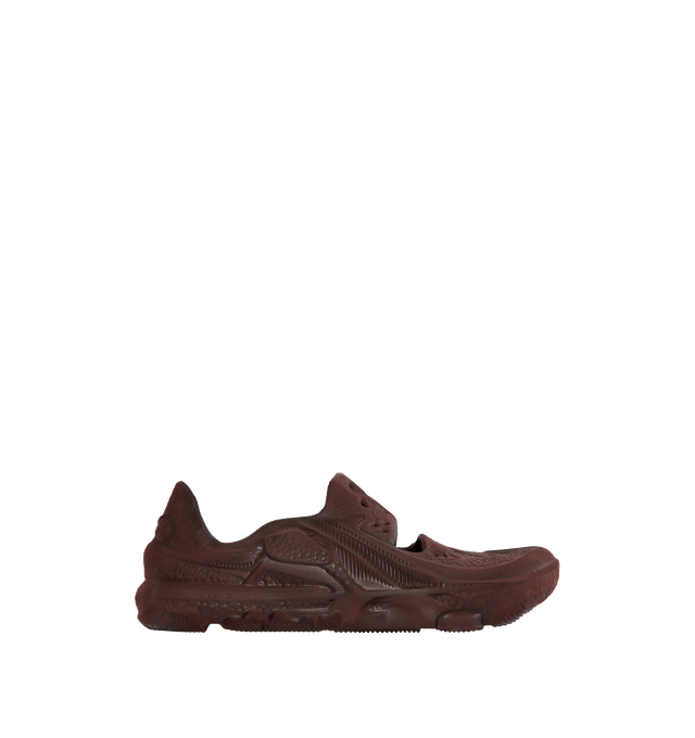 BROWN - NIKE ISPA Universal has a bio-EVA foam midsole with the ISPA logo on the insole. Each pair comes with two sets of moisture-absorbing, 40% cork insoles.Country/Region of Origin: Vietnam