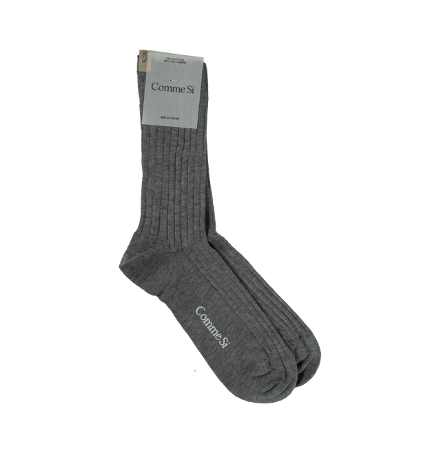 GREY - COMMES Si The Yves Socks have a wide rib, reinforced toe, and decorative logo ribbon. 78% cotton and 22% polyamide. Made in Italy.