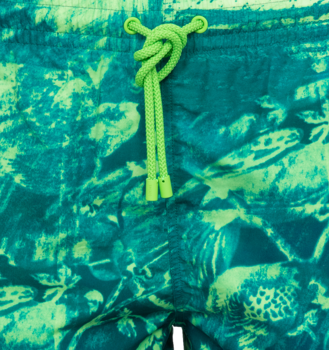 Image 4 of 4 - GREEN - Loewe Paula's Ibiza Swim Shorts crafted in lightweight technical shell in a regular fit, short length with placed parrot print, elasticated waist with drawstring, seam pockets, rear flap pocket with eyelets, mesh lining and LOEWE patch placed at the back. Main material: Polyester. Made in: Italy.Loewe Paula's Ibiza 2024 collection is inspired by the iconic Paula's boutique, synonymous with the counter cultural movement of 1970s Ibiza, captures the liberated vibe of summer with high im 