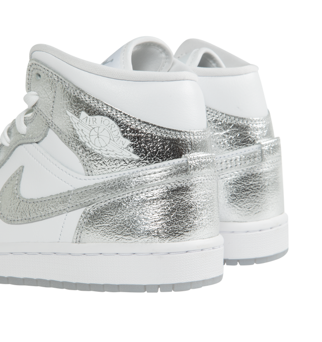 Image 3 of 5 - SILVER - AIR JORDAN 1 MID SE SNEAKERS made of premium full-grain leather with hits of texture at the tongue tag and the heel, real and synthetic leather in upper offers durability and structure, encapsulated Nike Air-Sole unit provides lightweight cushioning, rubber in outsole, featuring wings logo on collar, stitched-down Swoosh logo and Jumpman on tongue. 