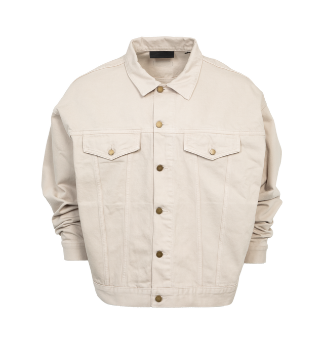 WHITE - FEAR OF GOD ESSENTIALS Denim Jacket featuring relaxed fit, dropped shoulders, antique brass hardware, a point collar, 3-point pocket flaps on the chest, side seam pockets and rubberized label at back collar. 100% cotton.