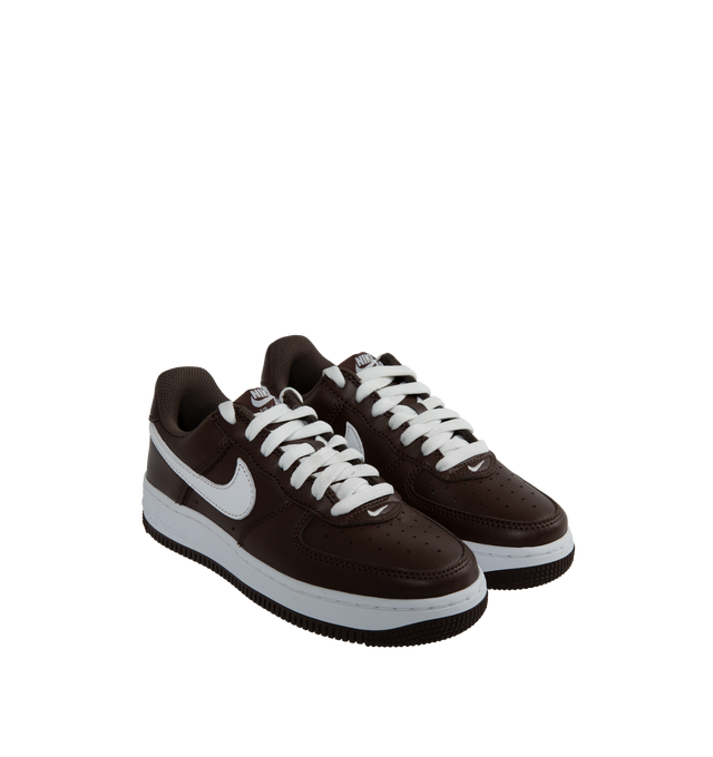 BROWN - NIKE AIR FORCE 1 LOW RETRO features leather upper, Nike Air cushioning, rubber outsole with heritage hoops pivot circles, low-cut style and padded collar.