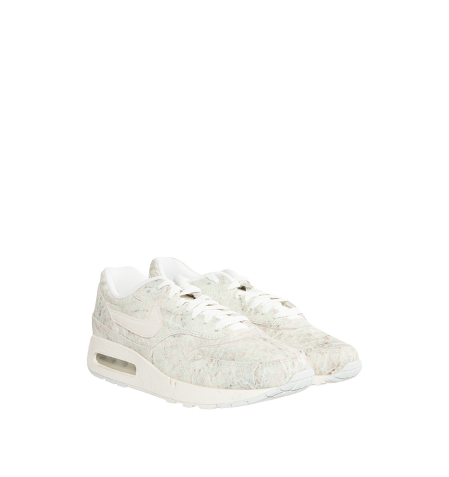 Image 2 of 5 - WHITE - NIKE AIR MAX 1 '86 OG features the 4-window design, synthetic upper, water resistance in all-weather conditions, traction for the Course and updated traction pattern. 