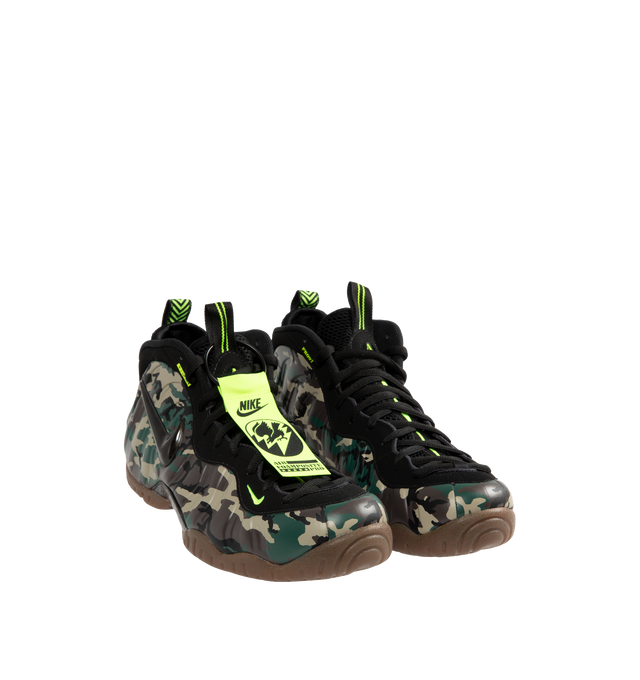 Image 2 of 5 - MULTI - The Men's Nike Air Foamposite Pro Army Camo (2026) reimagines the iconic basketball silhouette with a rugged, military-inspired aesthetic. The molded Foamposite upper features a camouflage finish in black and Voltage Green, balanced by a Gum Dark Brown outsole for a bold yet versatile look. 