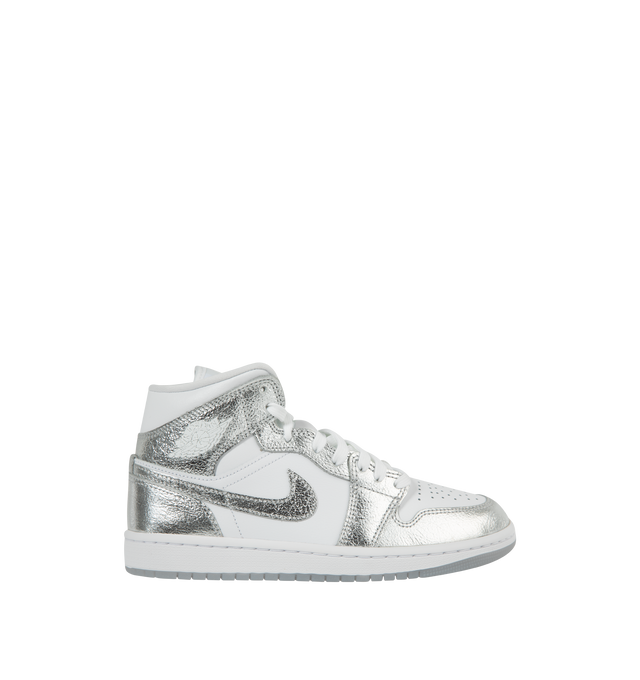 Image 1 of 5 - SILVER - AIR JORDAN 1 MID SE SNEAKERS made of premium full-grain leather with hits of texture at the tongue tag and the heel, real and synthetic leather in upper offers durability and structure, encapsulated Nike Air-Sole unit provides lightweight cushioning, rubber in outsole, featuring wings logo on collar, stitched-down Swoosh logo and Jumpman on tongue. 