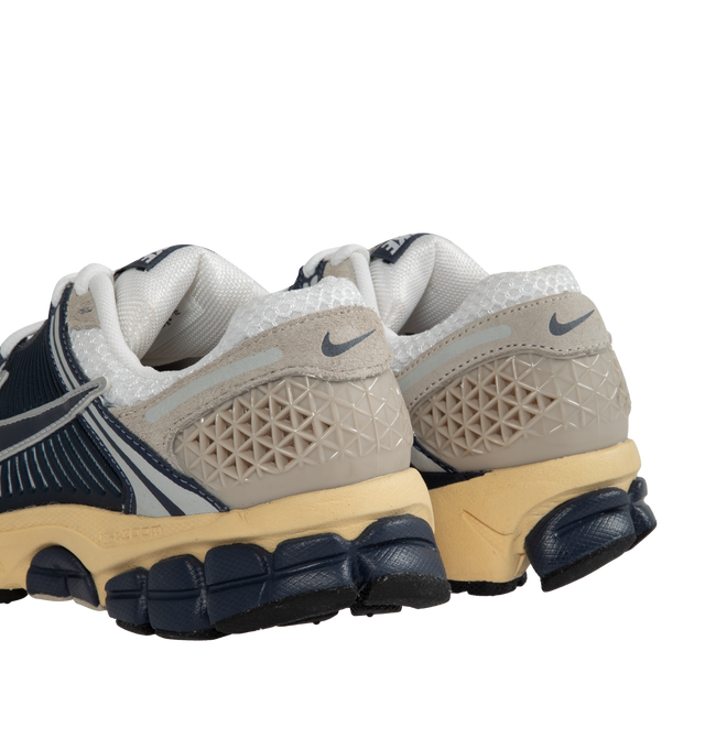 Image 3 of 5 - GREY - NIKE ZOOM VOMERO 5 fearures Mesh with TecTuff and utilitarian overlays that are breathable and durable, cushlon foam with Zoom Air cushioning and rubber tread. 