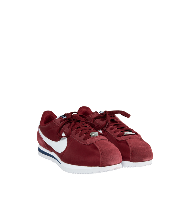RED - NIKE CORTEZ TXT features a features a reengineered upper for extra durablility to help prevent warping, creasing and scuffing, wider toe box provides a more comfortable fit, firmer side panels help keep your foot in place for a more stable feel, durable foam midsole with iconic wedge insert lets you comfortably wear them day in, day out, herringbone outsole pattern pairs durable traction and heritage style and a padded, low-cut collar.
