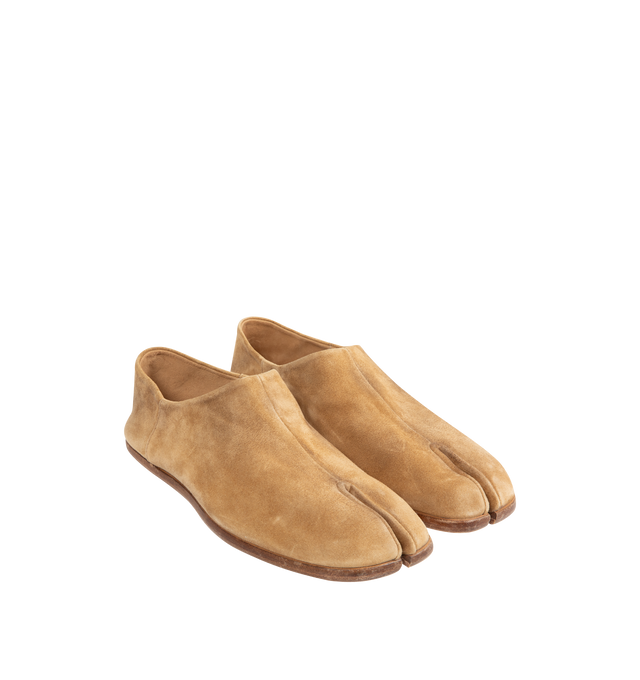 Image 2 of 4 - NEUTRAL - MAISON MARGIELA Tabi Babouches Shoes featuring Camel leather babouche, Tabi split toe, dual-wear soft heel and white stitching at the back. 100% camel leather. Made in Italy. 