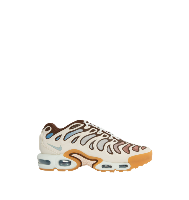 BROWN - Nike Air Max Plus Drift in Phantom Cacao Wow. Featuring brown trim, off-white TPU cage, breathable mesh upper, and a subtle color fade effect in muted brown and blue tones, gum rubber outsole, white foam midsole, and Air-sole cushioning in the forefoot and heel. An oversized shank plate, borrowed from the original Air Max Plus, provides midfoot stability.