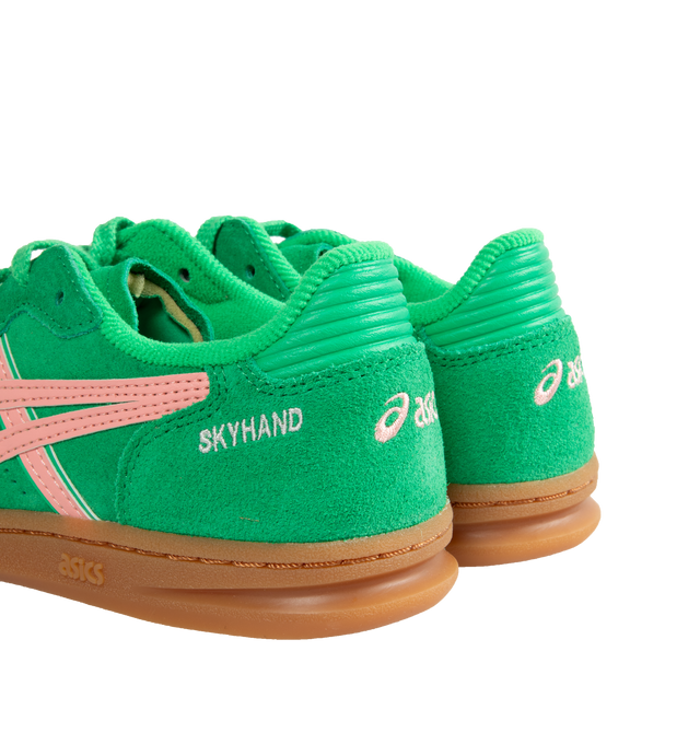 Image 3 of 5 - GREEN - ASICS Skyhand OG lace-up sneaker with original handball heritage and 1990's design DNA. Featuring a low profile, slimmer-cut court silhouette, suede paneling, gum outsoles and heel wedge with EVA cushioning.  