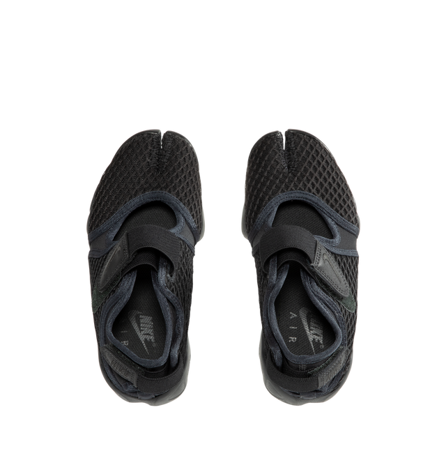 Image 5 of 5 - BLACK - Nike Women's Air Rift Sneaker featuring hook-and-loop straps on the midfoot and heel, Nike Air unit in the heel combined with plush foam, rubber detailing on the outsole, upper features a blend of elastane, polyester and nylon materials for a flexible fit and split toe design. 