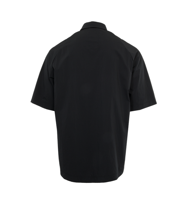 Image 2 of 3 - BLACK - Teatora Packable Wide Shirt has a classic collar, a button front closure, a curved hem, button cuffs, and it is crafted in quick-drying wrinkle-resistant fabrics. 100% nylon.  