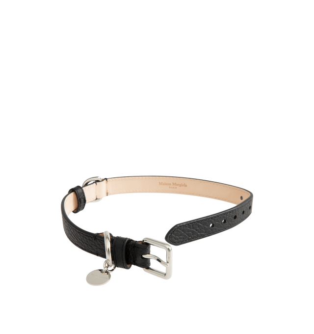 Image 2 of 2 - BLACK - MAISON MARGIELA Collar featuring dog collar in embossed grainy leather with a natural leather lining, silver-tone hardware including an adjustable buckle, D-ring and a round charm engraved with signature. 