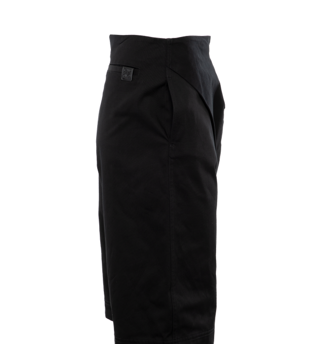Image 3 of 5 - BLACK - Loewe Shorts crafted in lightweight cotton drill with folded pleats panel at the front. Featuring a relaxed fit, knee length, mid waist, loose leg, side zip fastening, seam pockets, rear welt pocket with Anagram embossed leather tab placed on the rear pocket. 100% cotton. Made in Italy. 