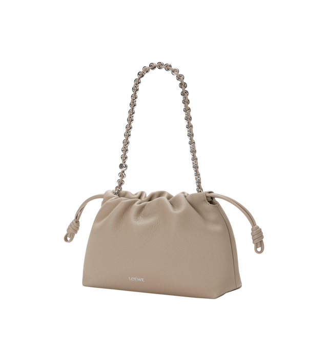 Image 2 of 4 - NEUTRAL - LOEWE Medium Flamenco Purse in fine grained calfskin featuring a ruched shape, historical knot drawstrings, shoulder, crossbody or hand carry, detachable donut chain with Anagram Pebble, detachable and adjustable leather strap, magnetic closure, suede lining and silver embossed LOEWE. Fine grained calf. 20 cm x 30 cm x 10.5 cm. Made in Spain. 