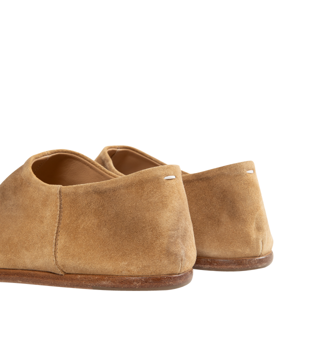 Image 3 of 4 - NEUTRAL - MAISON MARGIELA Tabi Babouches Shoes featuring Camel leather babouche, Tabi split toe, dual-wear soft heel and white stitching at the back. 100% camel leather. Made in Italy. 