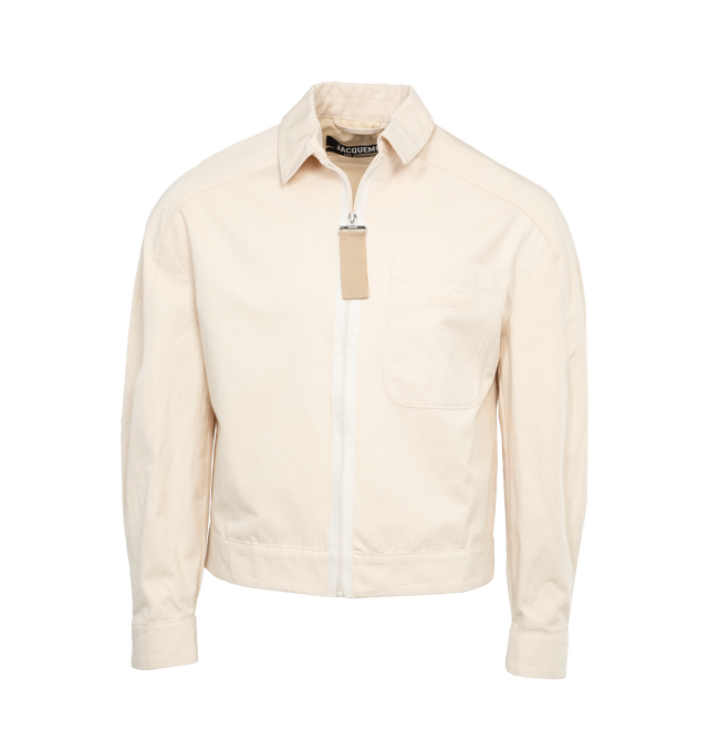 NEUTRAL - JACQUEMUS LE BLOUSON LINU is a grosgrain bomber with a boxy fit with rounded shoulders, viscose, workwear collar, nylon zipper with grosgrain pull tab, chest patch pocket, square cuffs, back yoke and adjustable buttoned tabs on back hem. 82% Cotton, 18% Linen