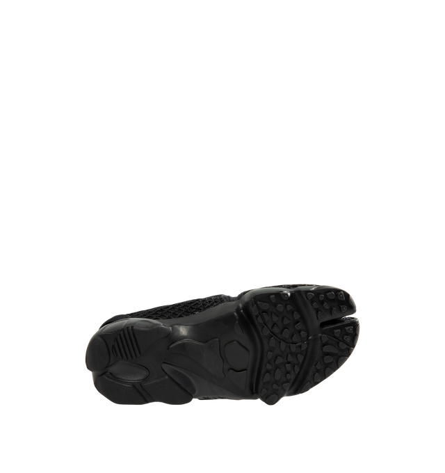 Image 4 of 5 - BLACK - Nike Women's Air Rift Sneaker featuring hook-and-loop straps on the midfoot and heel, Nike Air unit in the heel combined with plush foam, rubber detailing on the outsole, upper features a blend of elastane, polyester and nylon materials for a flexible fit and split toe design. 