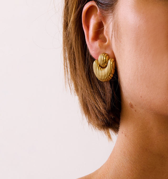 Image 3 of 3 - GOLD - Pamela Zamore Isla 25mm long nest earrings finely crafted in Rhose Island from 18K gold. Isla brings form to Pamelas love of working with texture and shape. A gleaming finish of polished ridges and sandblasted channels evoke both the nobility of ancient worlds and the glamour of the 70s. Hirshleifers offers a range of pieces from this collection in-store. For personal consultation and detailed information about jewelry, please contact our dedicated stylist team at personalshopping@hirs 