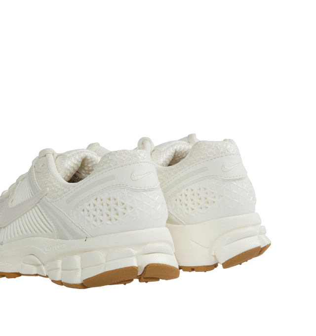 Image 3 of 5 - WHITE - NIKE ZOOM VOMERO 5 fearures Mesh with TecTuff and utilitarian overlays that are breathable and durable, cushlon foam with Zoom Air cushioning and rubber tread. 