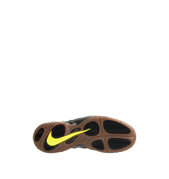 Image 4 of 5 - MULTI - The Men's Nike Air Foamposite Pro Army Camo (2026) reimagines the iconic basketball silhouette with a rugged, military-inspired aesthetic. The molded Foamposite upper features a camouflage finish in black and Voltage Green, balanced by a Gum Dark Brown outsole for a bold yet versatile look. 