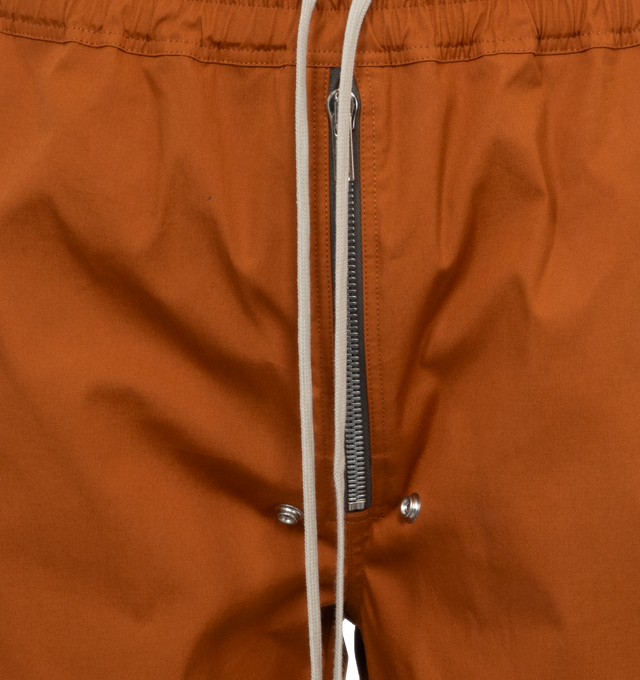 Image 4 of 4 - BROWN - RICK OWENS Bela Boxers in heavy cotton poplin in an above-knee length and loose fit. Featuring elasticized waist with drawstring, exposed center zipper with two-snap detail at the bottom, side pockets with eyelet and rivet detail and splits at the hem at the side seams.  97% COTTON + 3% ELASTANE. 